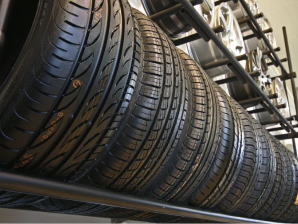 Choix varié de pneus disponible pour vente, changement et/ou entreposage