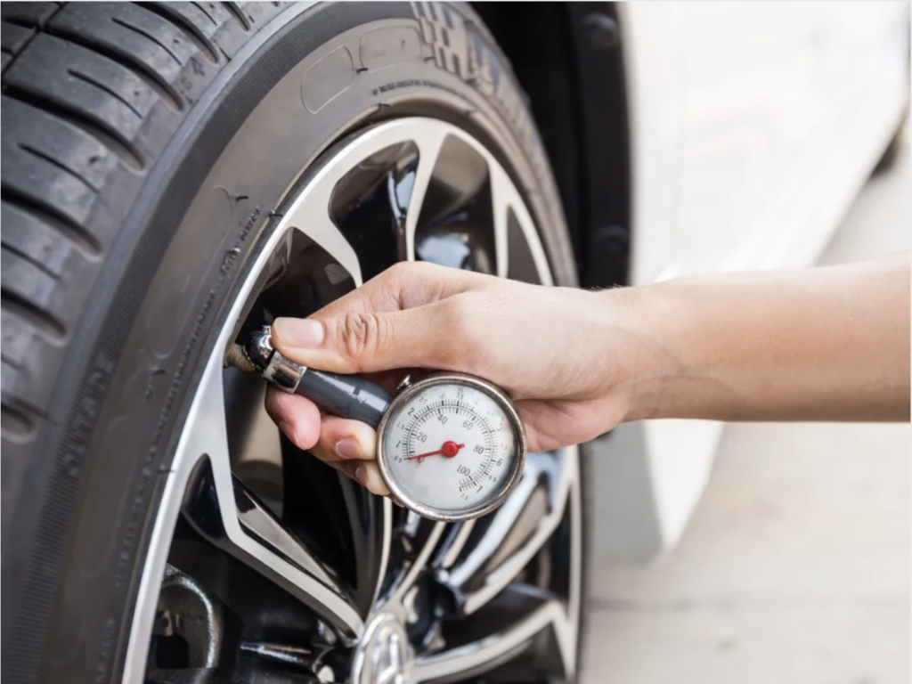 Cadran de pression de pneus : Illustration des inspections de routine et de notre souci du détail pour garantir des pneus bien gonflés.