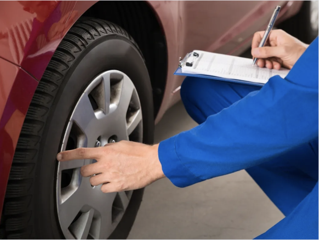 Technicien prenant des mesures d'épaisseur des pneus : Illustration de nos inspections de sécurité rigoureuses et de notre engagement envers la protection de nos clients