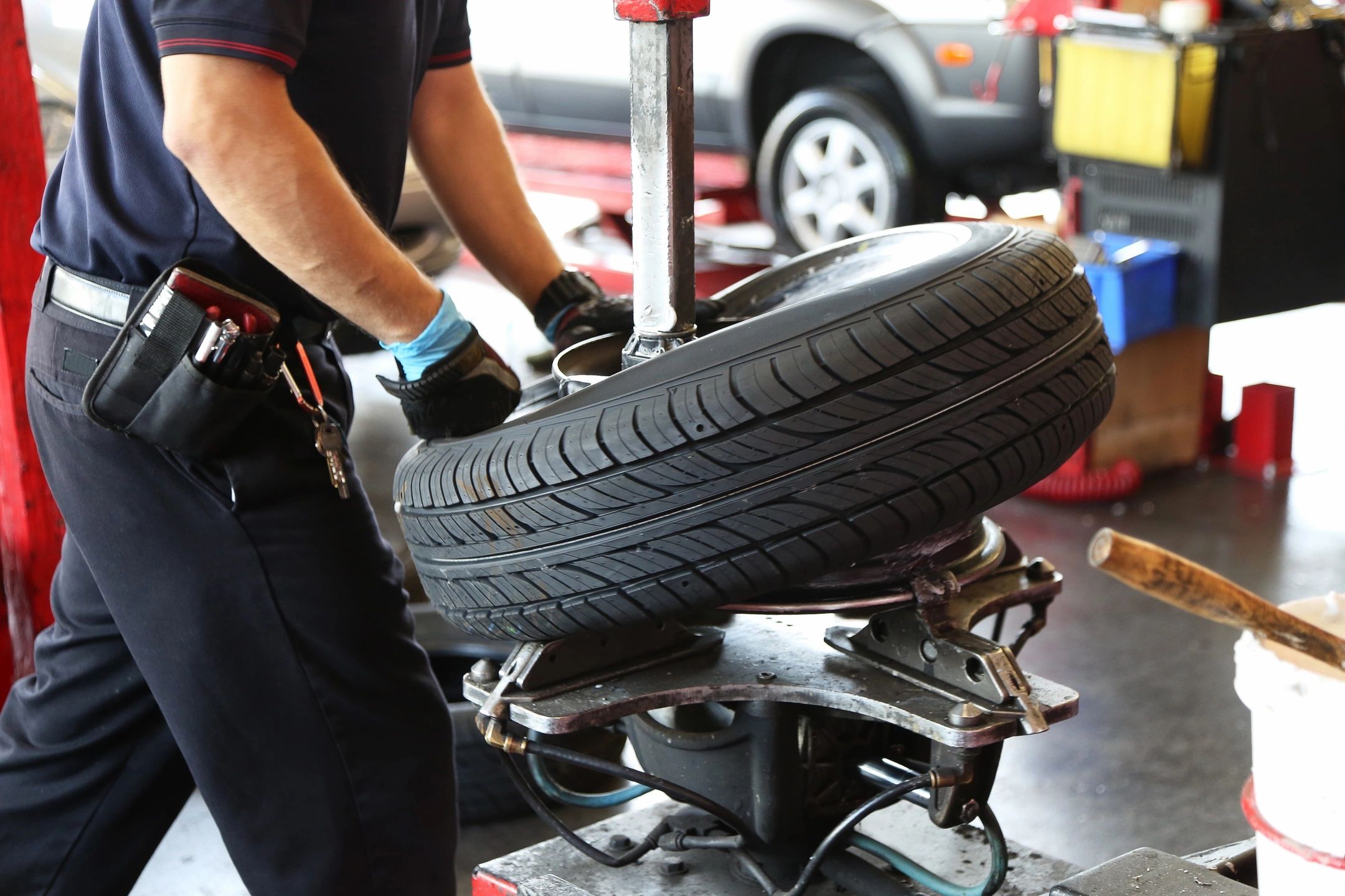 Changement de pneu professionnel en cours : Profitez de notre promotion estivale exclusive pour un service de qualité supérieure